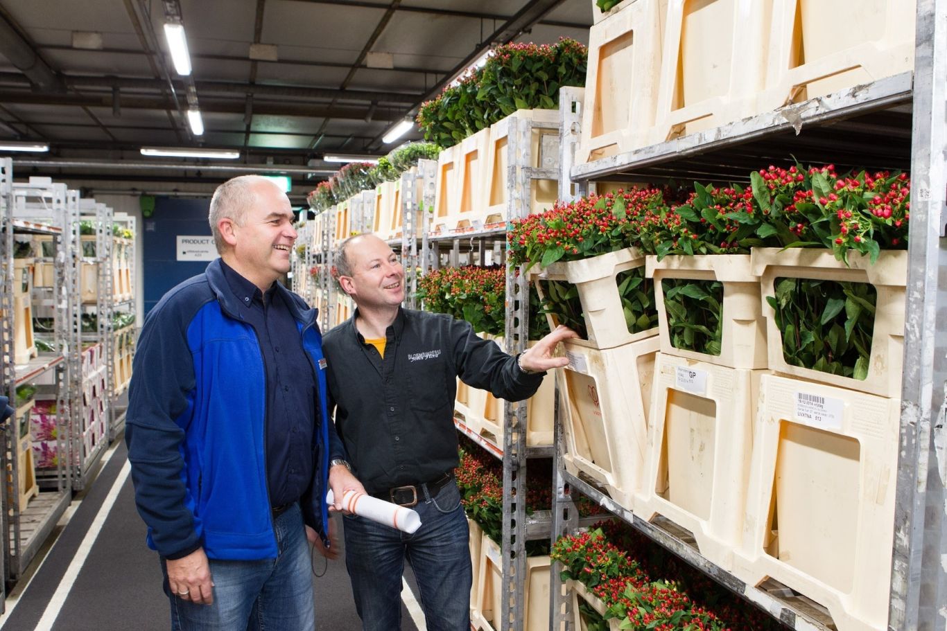 FHN1501p8 Arie Bezemer en John Jansen lopen door de handel heen in de koelcel