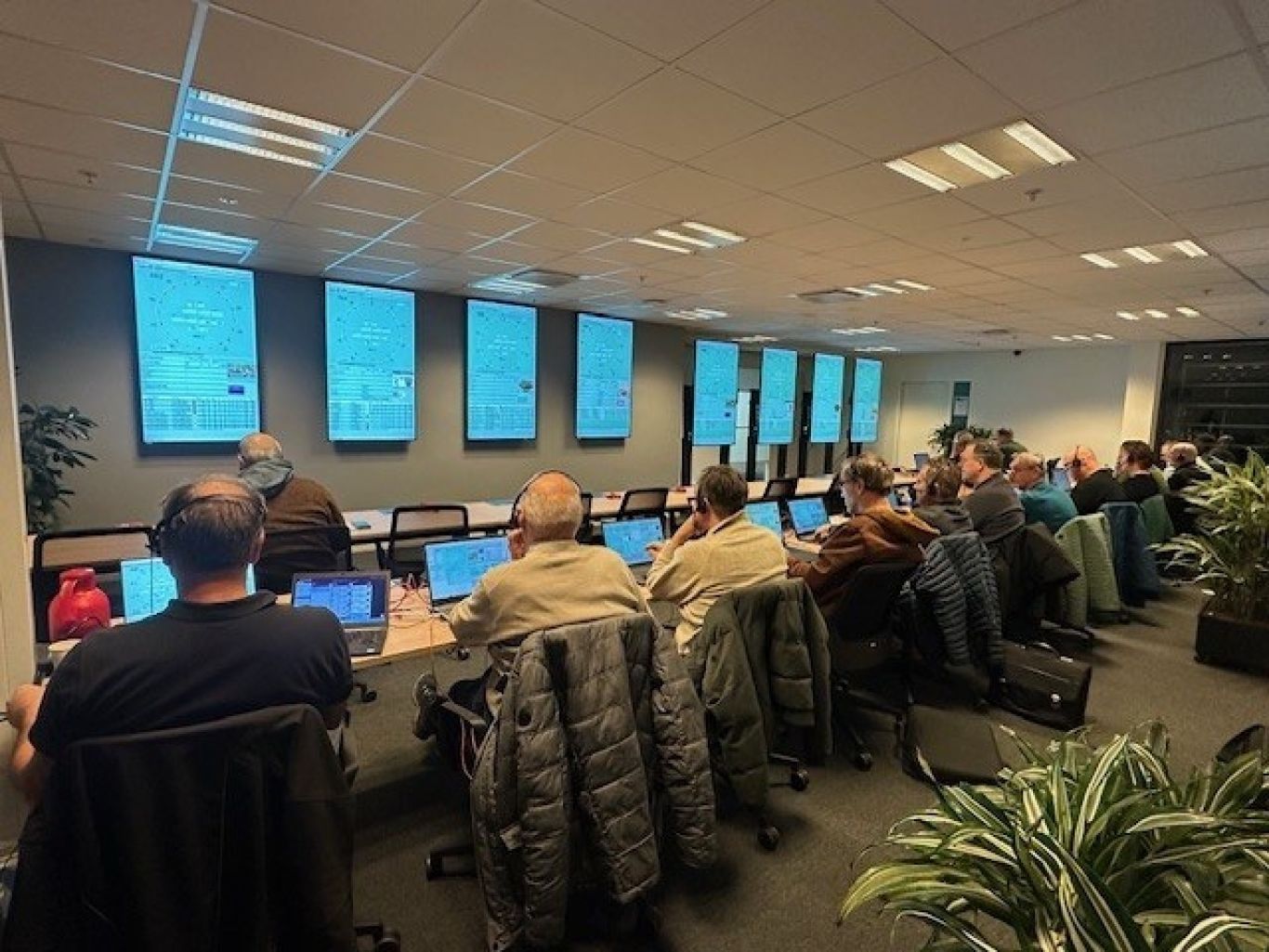 Inkoopwerkplek met kopers