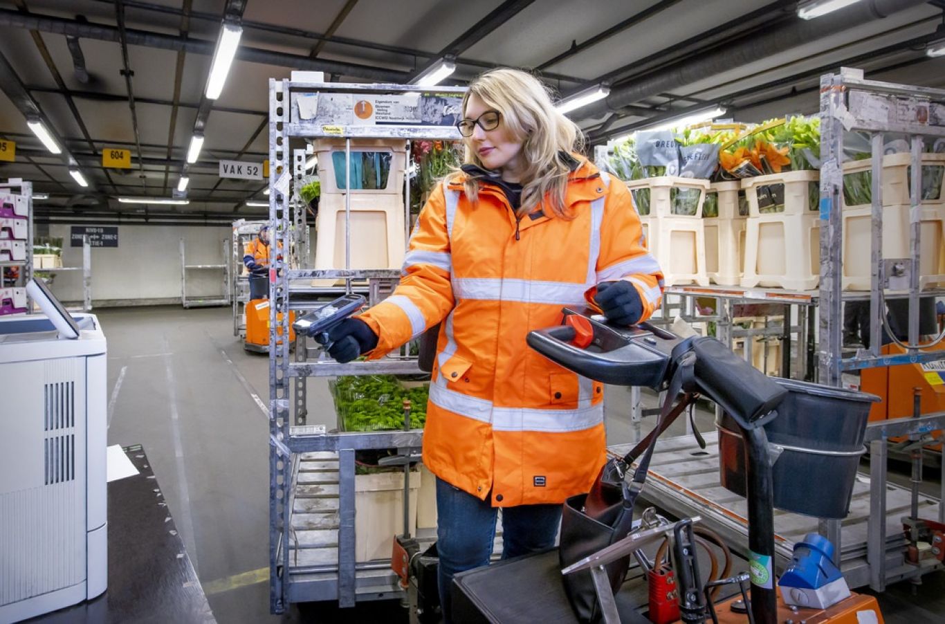 Logistiek medewerker orderpicken scannen bloemen logistiek proces