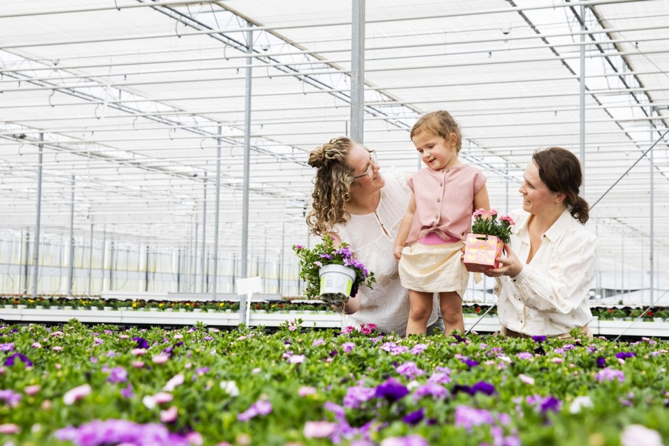 Preview Bloemenliefde Hofland Flowering moeder dochter met schoonzus