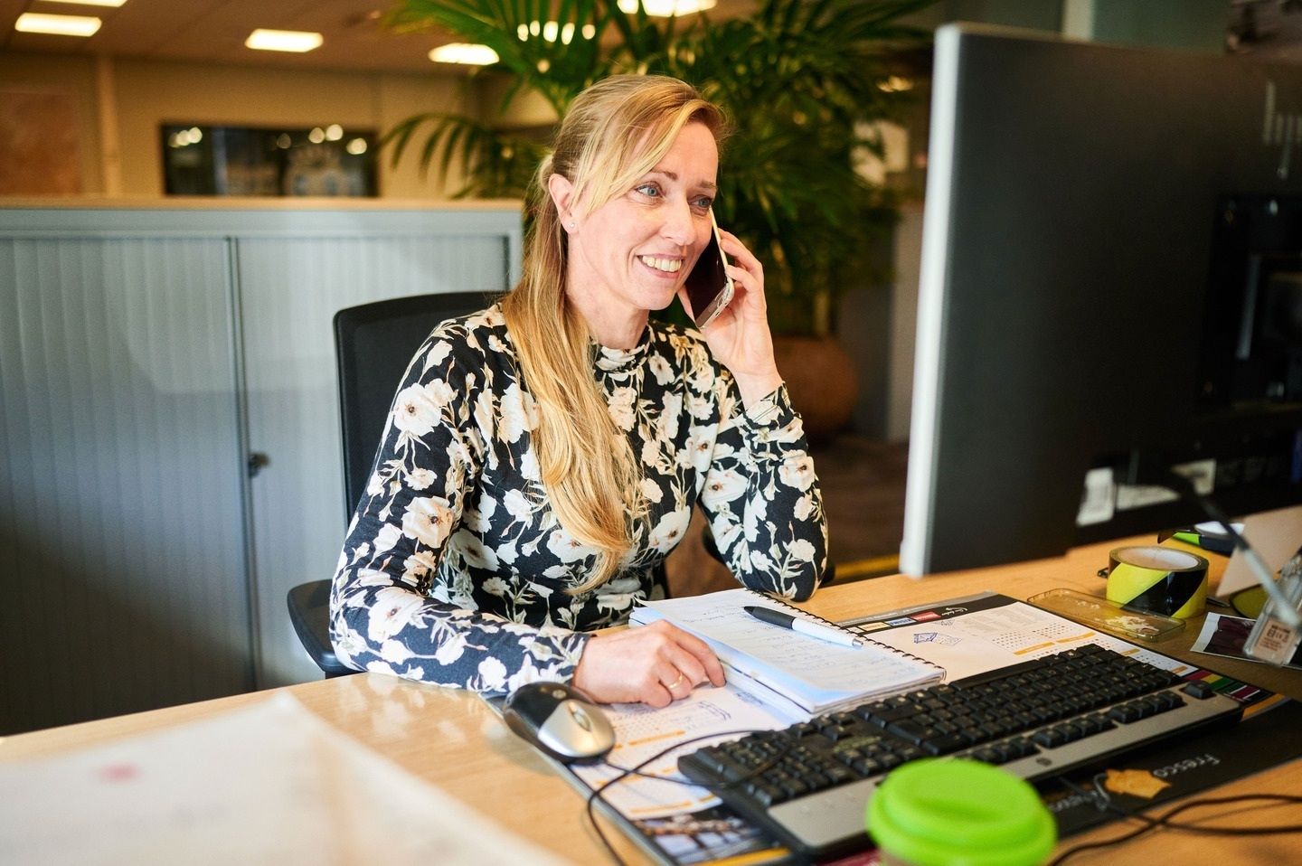 Vrouw achter bureau Vrouw achter bureau